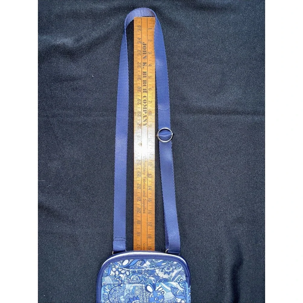 Sakroots Wynnie Blue Aqua Floral Crossbody Bag Purse Small Artist Circle Pockets